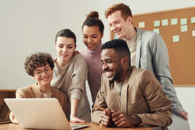 groupe jeunes écran travailler stage entreprendre